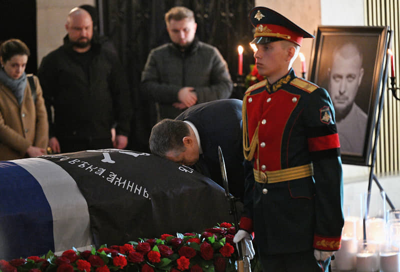 Председатель партии ЛДПР Леонид Слуцкий (в центре) во время церемонии прощания