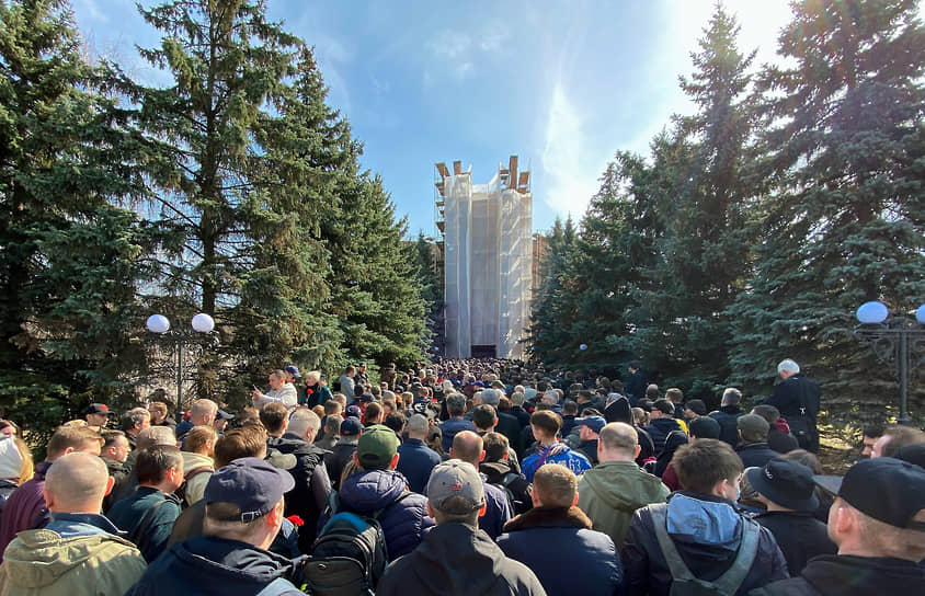 Очередь из желающих проститься с Владленом Татарским