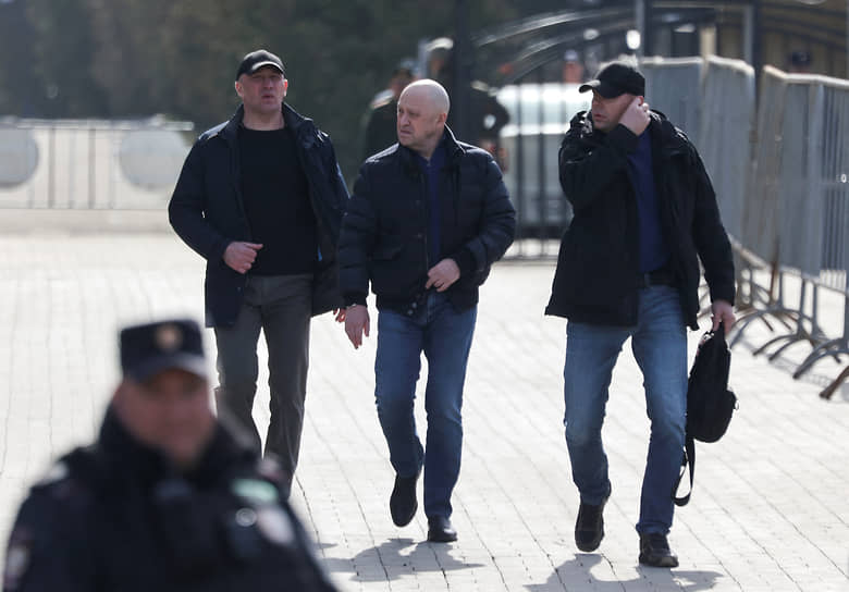 Проститься с Татарским на кладбище приехал основатель ЧВК «Вагнер» Евгений Пригожин (в центре) 
