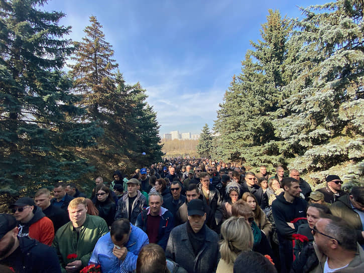 Церемония прощания с военным корреспондентом Владленом Татарским на Троекуровском кладбище 