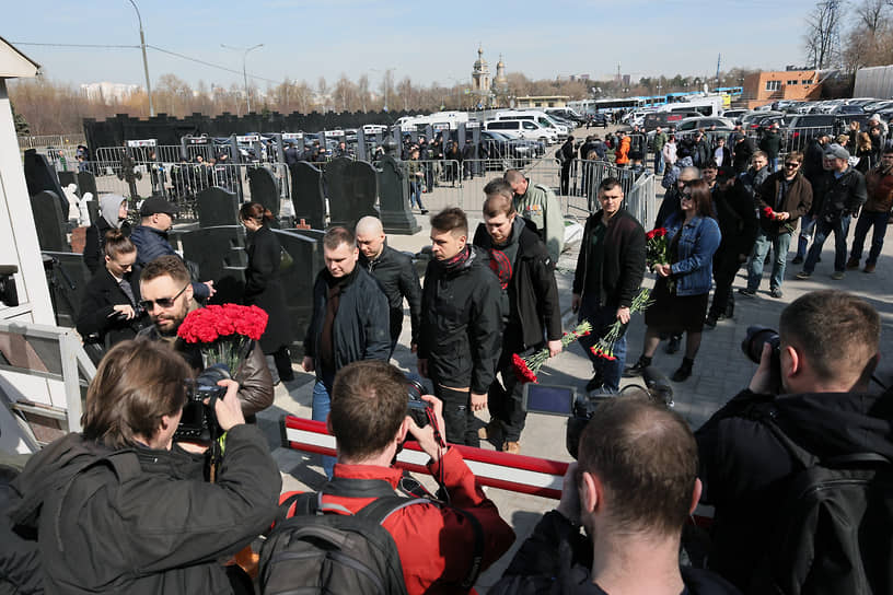 Желавшие проститься с Владленом Татарским начали собираться на кладбище задолго до начала церемонии 