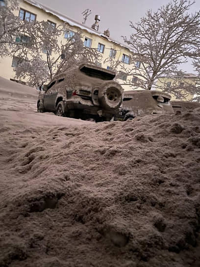 Из-за сильного пеплопада и опасности схода грязевых потоков с вулкана утром 11 апреля был временно приостановлен проезд по автодороге Мильково—Ключи—Усть-Камчатск 