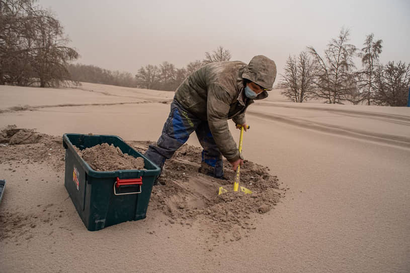 12 апреля около 10:00 по местному времени (2:00 мск) вулкан Шивелуч выбросил столп пепла высотой 10 км над уровнем моря 