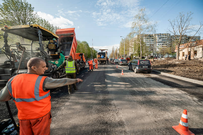 Работы по восстановлению дорожного полотна на месте взрыва первого снаряда