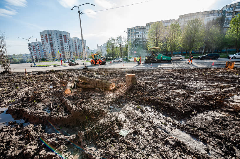 На месте взрыва первого снаряда образовалась воронка, были проведены работы по восстановлению дорожного полотна