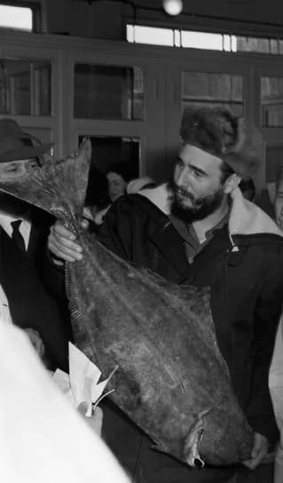 На рыбокомбинате в Мурманске кубинские гости смотрели и дегустировали продукцию предприятия. Особенно Кастро отметил рыбные пельмени: «Это очень вкусное блюдо». На прощание ему подарили огромного палтуса 