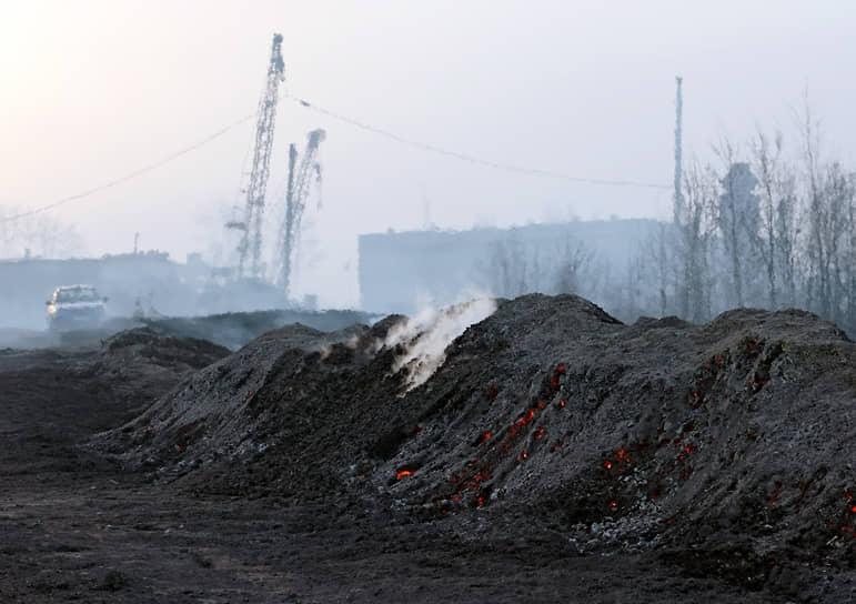 Губернатор Свердловской области Евгений Куйвашев ввел режим ЧС в муниципалитетах, пострадавших от пожаров. Речь идет о Сосьвинском городском округе, Ирбитском районе, Махневском муниципальном образовании и городском округе Карпинск. Возбуждены уголовные дела 