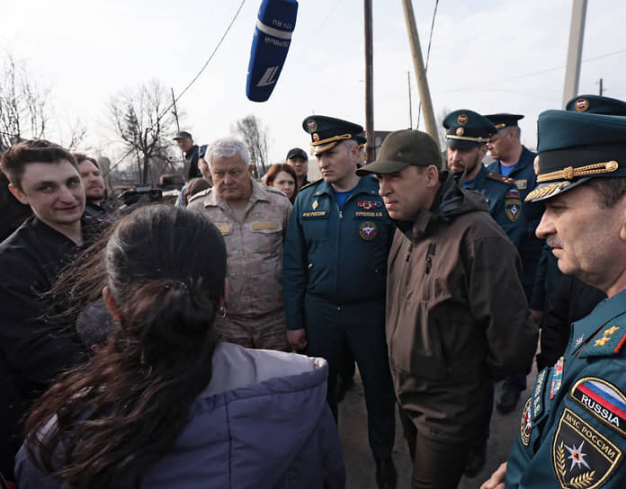 Справа налево: начальник Главного управления МЧС России по Свердловской области Виктор Теряев, губернатор Свердловской области Евгений Куйвашев, глава МЧС РФ Александр Куренков и министр общественной безопасности Свердловской области Александр Кудрявцев на месте происшествия 