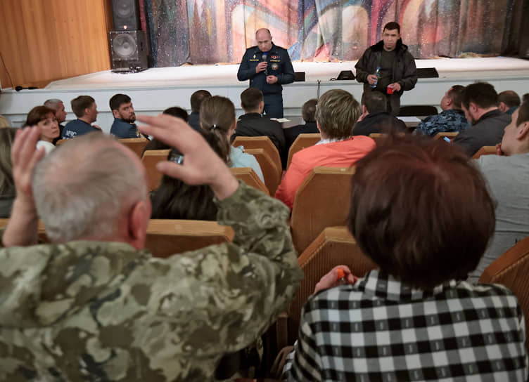 Глава МЧС России Александр Куренков (на сцене слева) и губернатор Свердловской области Евгений Куйвашев на встрече с жителями поселка. Из-за ЧП главе региона пришлось прервать командировку в Узбекистан 