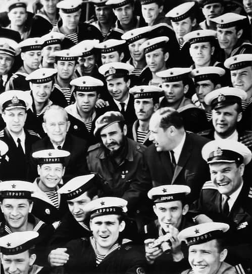 Команда крейсера и ветераны-авроровцы окружили Кастро, перед ними стояла ответственная задача — снимок с команданте на вечную память 