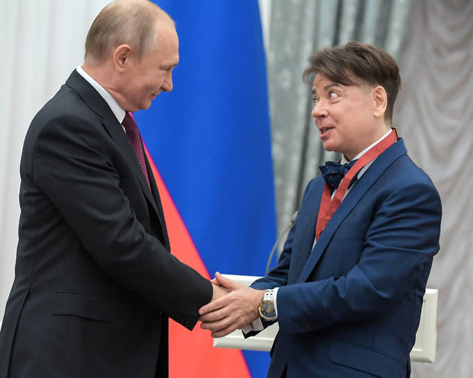 В 2012 году Валентин Юдашкин был доверенным лицом Владимира Путина на выборах президента России. Модельер награжден орденами Почета, «За заслуги перед отечеством» IV и III степени. Он является почетным академиком Российской академии художеств и академиком Академии социальных наук, профессором кафедры «Дизайн костюма» Российского государственного университета имени А. Н. Косыгина