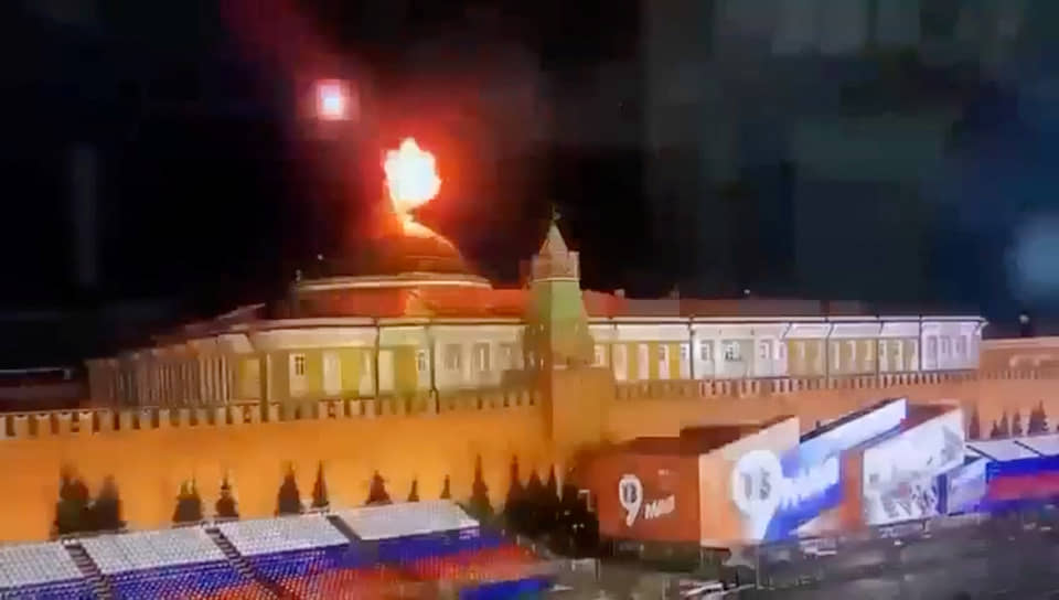 Пожар на крыше Кремля после предполагаемого удара беспилотника 