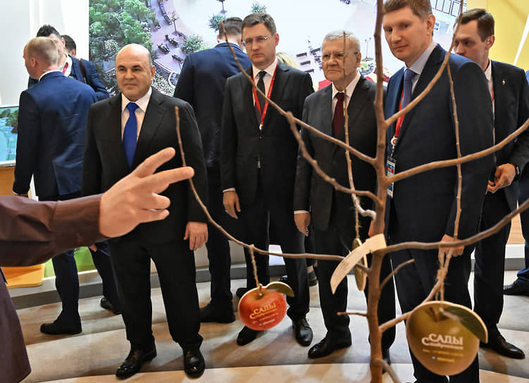 Слева направо: председатель правительства России Михаил Мишустин, заместитель председателя правительства России Александр Новак, полномочный представитель президента России в Северо-Кавказском федеральном округе Юрий Чайка и министр экономического развития России Максим Решетников