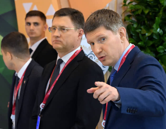 Министр экономического развития России Максим Решетников (справа) и заместитель председателя правительства России Александр Новак (в центре)