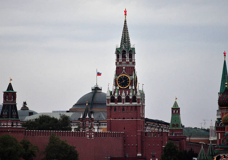 Вид на Спасскую башню и купол Сенатского дворца Кремля вечером после атаки беспилотников 