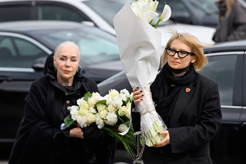 Эксперт моды Эвелина Хромченко (справа)