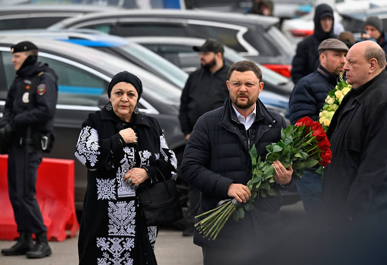 Исполнительный директор Московского музея современного искусства Василий Церетели (в центре)