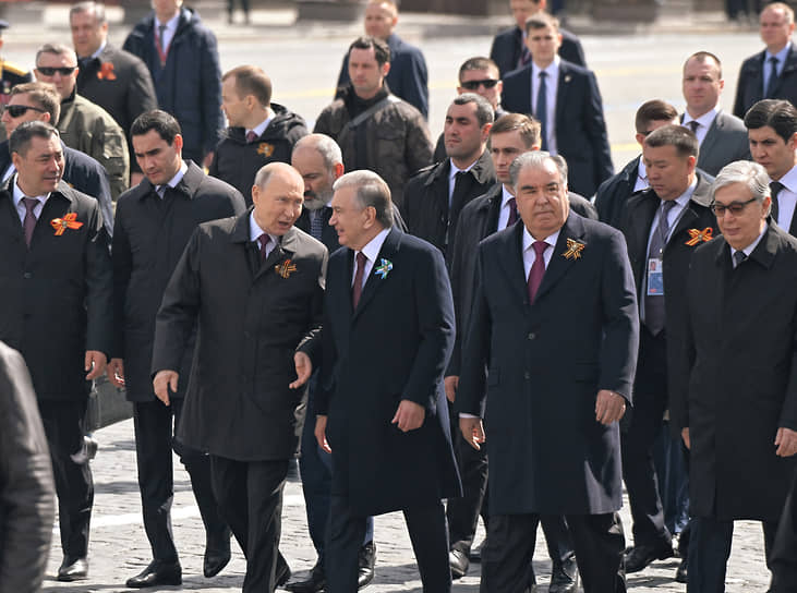 Слева направо: президент Киргизии Садыр Жапаров, президент Туркмении Сердар Бердымухамедов, президент России Владимир Путин, премьер-министр Армении Никол Пашинян, президент Узбекистана Шавкат Мирзиеев, президент Таджикистана Эмомали Рахмон, президент Казахстана Касым-Жомарт Токаев перед началом парада