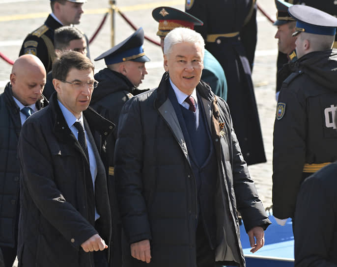Полпред президента в Центральном федеральном округе Игорь Щеголев (слева) и мэр Москвы Сергей Собянин на параде