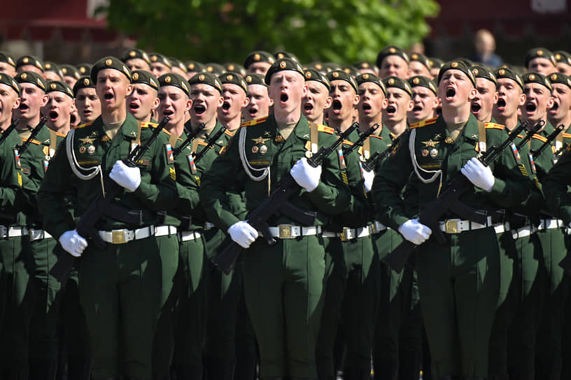 По Красной площади прошли 30 пеших парадных расчетов из более чем восьми тысяч военнослужащих
