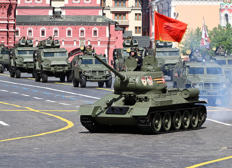 Танк Т-34 под боевым знаменем 1-й танковой армии открыл церемонию прохождения военной техники. В параде также впервые участвовали новейшие бронемашины «Ахмат» и «Спартак»