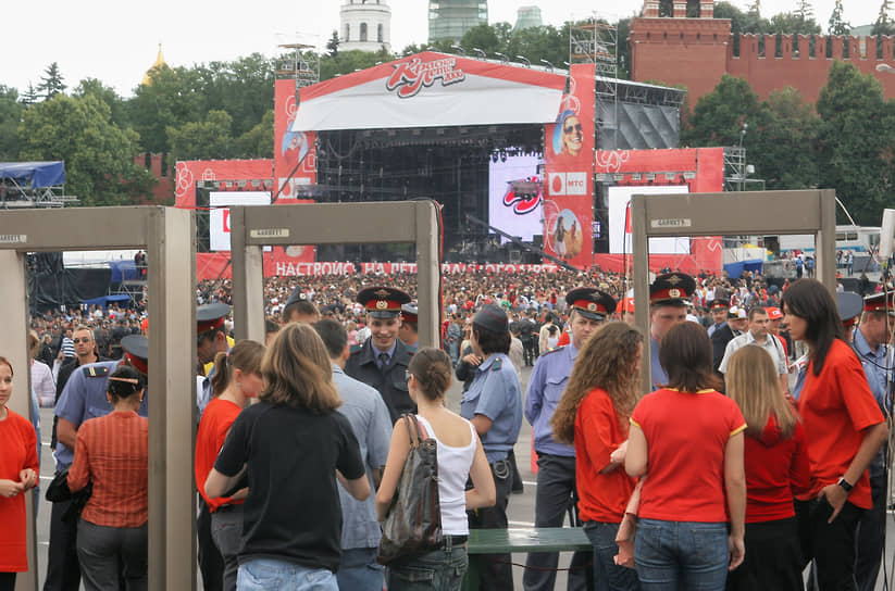 Досмотр зрителей перед концертом