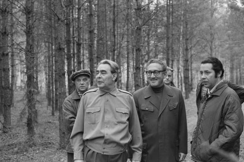 Генеральный секретарь ЦК КПСС Л. И. Брежнев и государственный секретарь США Генри Киссинджер в охотничьем хозяйстве в Завидово (на переднем плане справа – переводчик Виктор Суходрев). Май 1973 года 