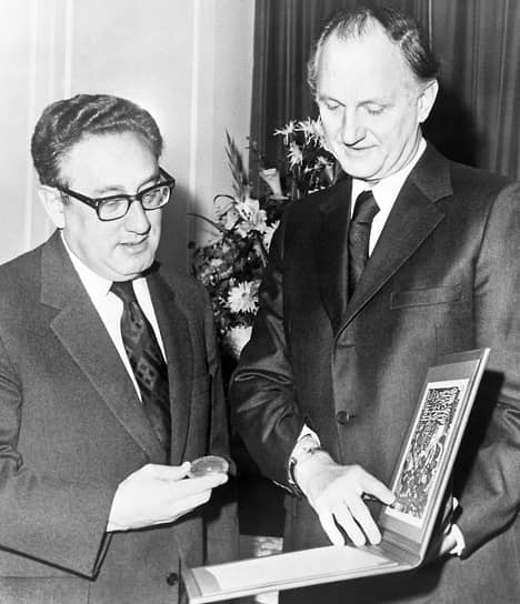 Генри Киссинджер получает Нобелевскую премию мира 1973 года 