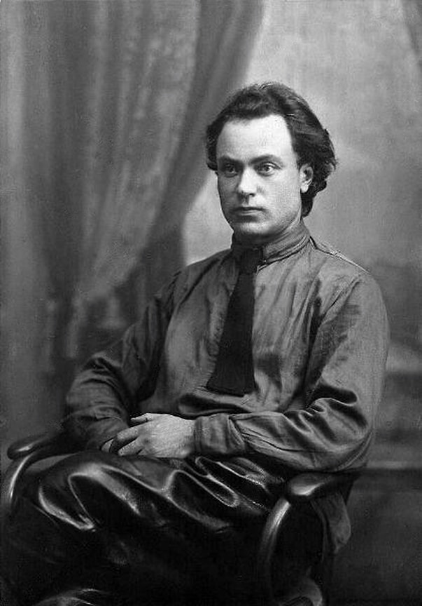 «Процент лиц, получающих спецставки,— докладывал В. В. Куйбышев (на фото),— по отношению к общему числу сотрудников крайне высок, он достигает 30% и выше»