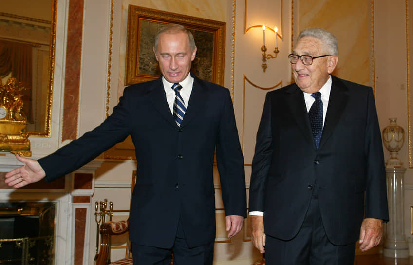 «Путина следует воспринимать как персонажа Достоевского <...>, со всеми противоречиями и сомнениями в его собственном народе». На фото: президент Владимир Путин (слева) с бывшим госсекретарем США Генри Киссинджером в Кремле, 12 октября 2005 года