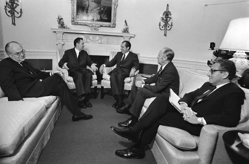 В 1972 году состоялся первый официальный визит американского президента в СССР, если не брать в расчет участие Франклина Рузвельта в 1945 году на Ялтинской конференции. В ходе встречи генсек Леонид Брежнев и президент Ричард Никсон подписали соглашение между СССР и США об ограничении СНВ (стратегические наступательные вооружения), а также «Основы взаимоотношений между СССР и США», над проектом которых работал Киссинджер. На фото (слева направо): посол СССР в США Анатолий Добрынин, глава МИД СССР Андрей Громыко, президент Ричард Никсон, госсекретарь США Уильям П. Роджерс и советник президента по национальной безопасности Генри Киссинджер