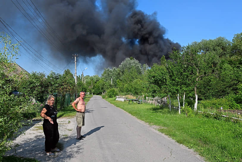 Город Шебекино расположен примерно в 4 км от границы с Украиной, там проживают около 40 тыс. человек. Этот населенный пункт постоянно подвергается ударам со стороны ВСУ, в последние дни массированные обстрелы ведутся практически беспрерывно На фото: дым от пожара после обстрела в Шебекино
