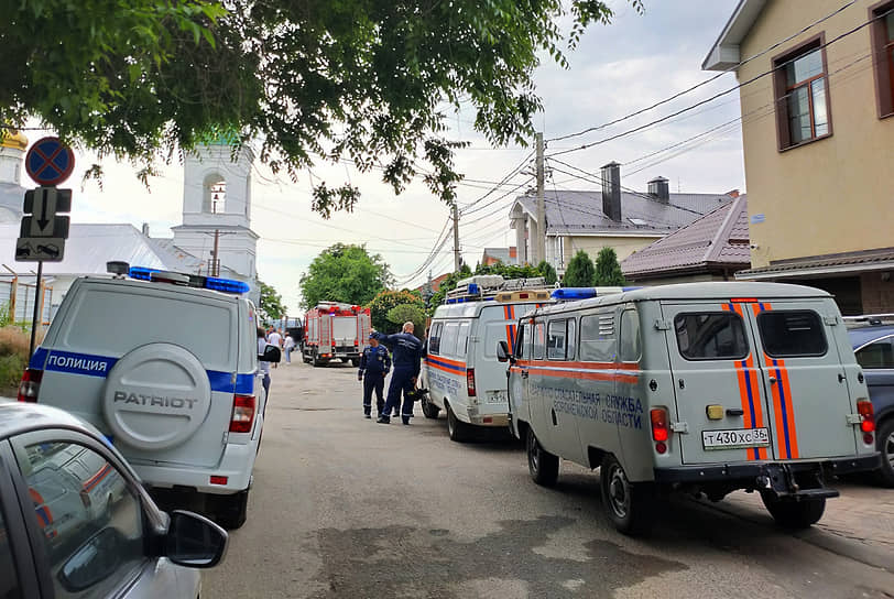 Автомобили полиции, пожарной части и МЧС России на месте происшествия 