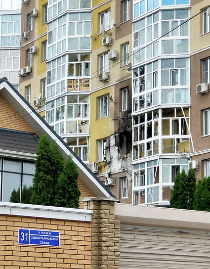 В результате инцидента в десяти квартирах было повреждено остекление 
