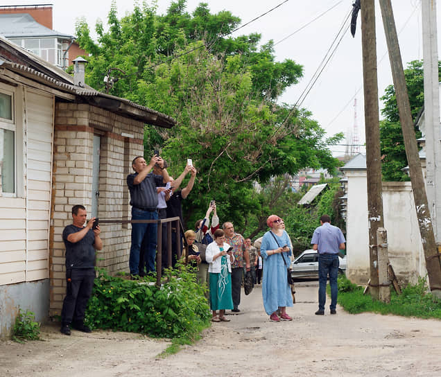 Жители города на месте происшествия 