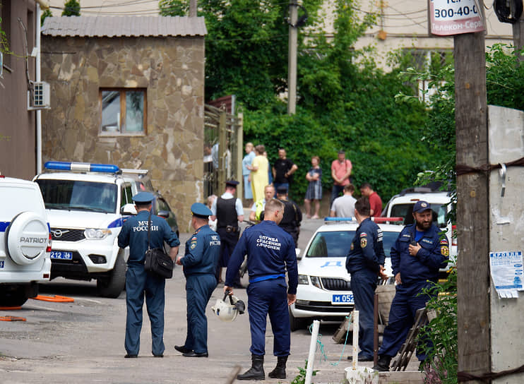 На место происшествия прибыли губернатор Воронежской области Александр Гусев, сотрудники МЧС, СКР, ФСБ, взрывотехники с миноискателями 
