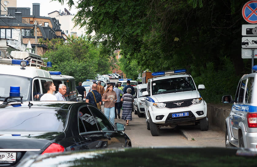 Полиция у дома на улице Белинского  