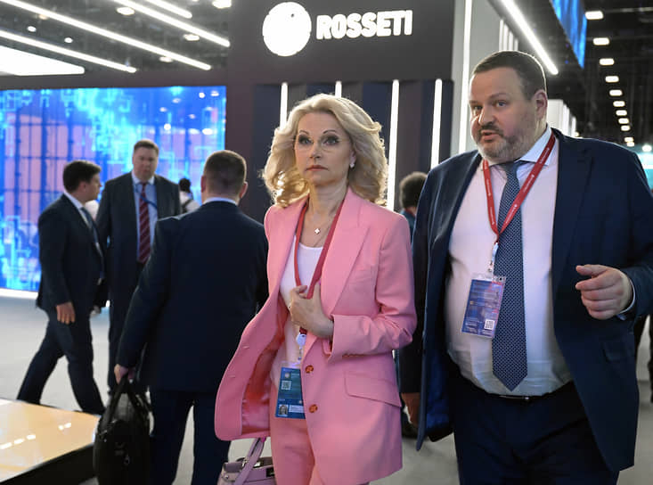 Заместитель председателя правительства России Татьяна Голикова и министр труда и социальной защиты Антон Котяков
