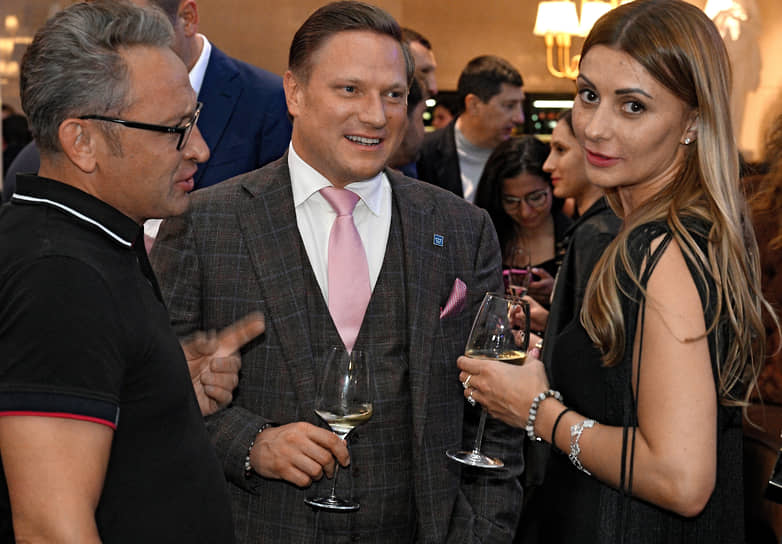Основатель и генеральный директор Maer Group Константин Майор (в центре) на Welcome party от «Русской медиагруппы»