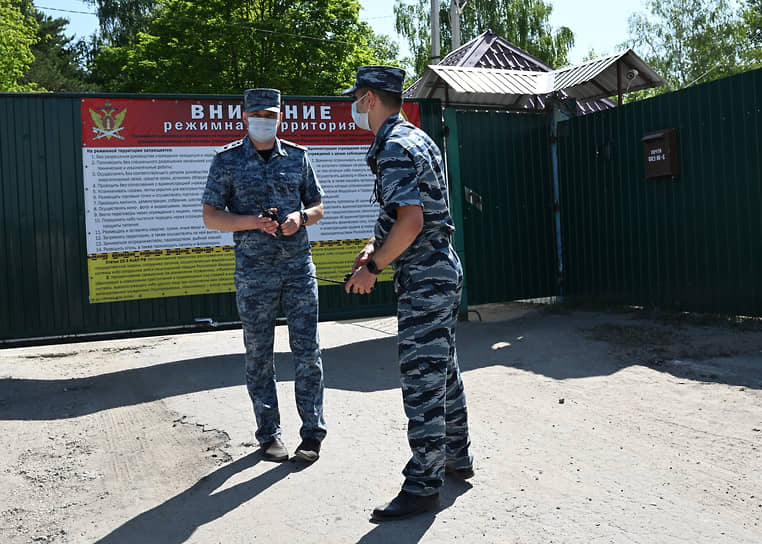 Сотрудники ФСИН у ворот колонии 