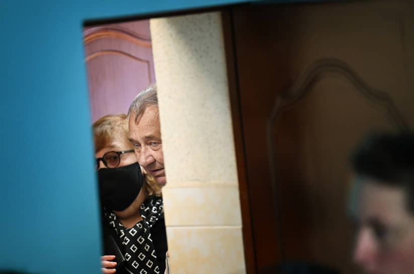 Родители оппозиционера Анатолий и Людмила Навальные перед началом заседания 