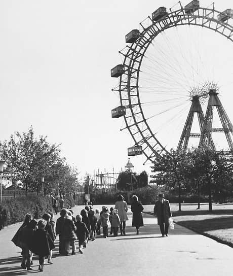 Колесо обозрение в Вене было торжественно открыто в 1897 году к 50-летию правления императора Франца Иосифа (мужа императрицы Елизаветы). Его высота — 65 м. Это самое старое колесо обозрения, которое до сих пор существует и при скорости 2,7 км/ч также самое медленное в мире 