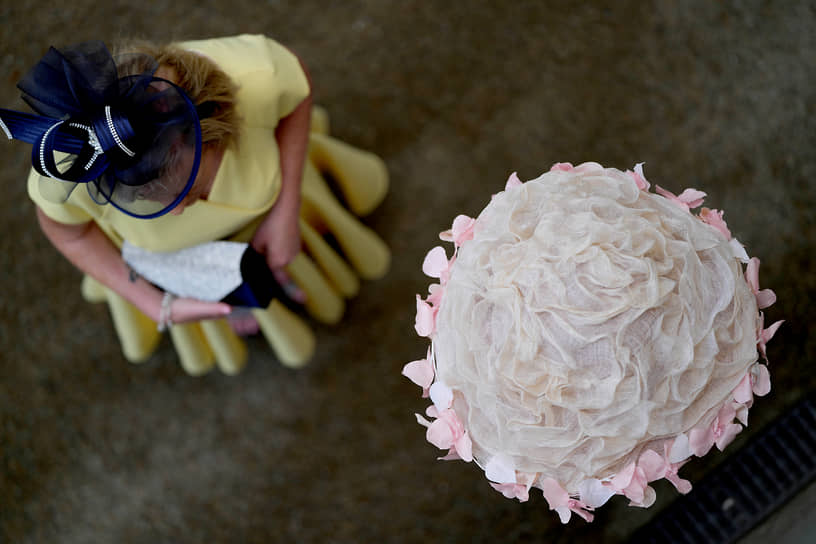 Аскот, Великобритания. Зрительницы королевских скачек Royal Ascot 