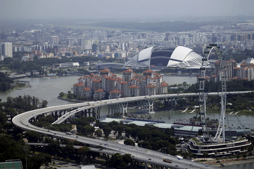 Singapore Flyer в Сингапуре (165 м) было самым большим колесом обозрения в мире в 2007–2014 годах. Сейчас это третий по высоте подобный аттракцион. Каждая из 28 его капсул способна вместить 28 пассажиров. Полный оборот колеса занимает 28 минут 