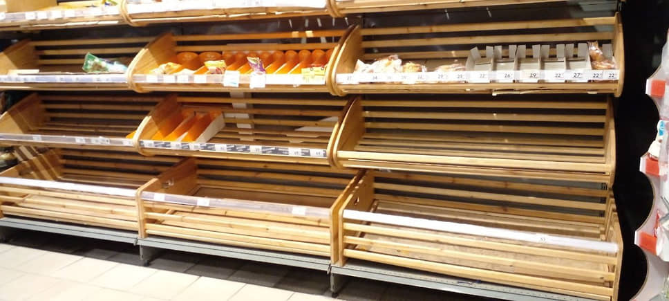 Пустые полки в одном из магазинов Ростова-на-Дону 24 июня