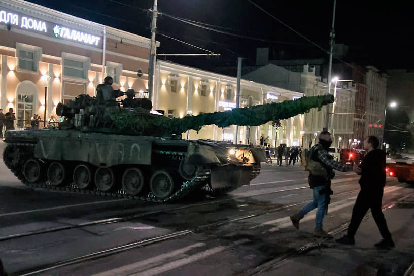 Военная техника покидает Ростов-на-Дону