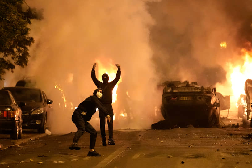 В Нантере протестующие строили баррикады, поджигали автомобили и мусорные баки 