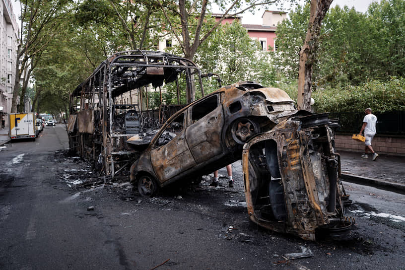 Сгоревшие автомобили в Лионе  