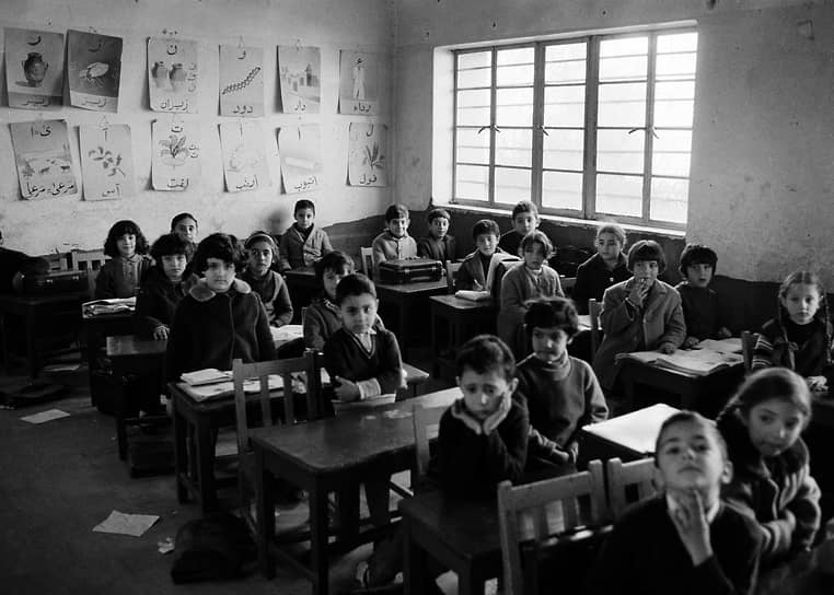 В октябре 1973 года после 18-дневной войны между арабскими странами и Израилем цены на нефть подскочили в четыре раза — с $3 до $12 за баррель. В конце десятилетия он стоил около $30. Благодаря неожиданным прибылям Ирак провел индустриализацию, образование и здравоохранение в стране стали бесплатными