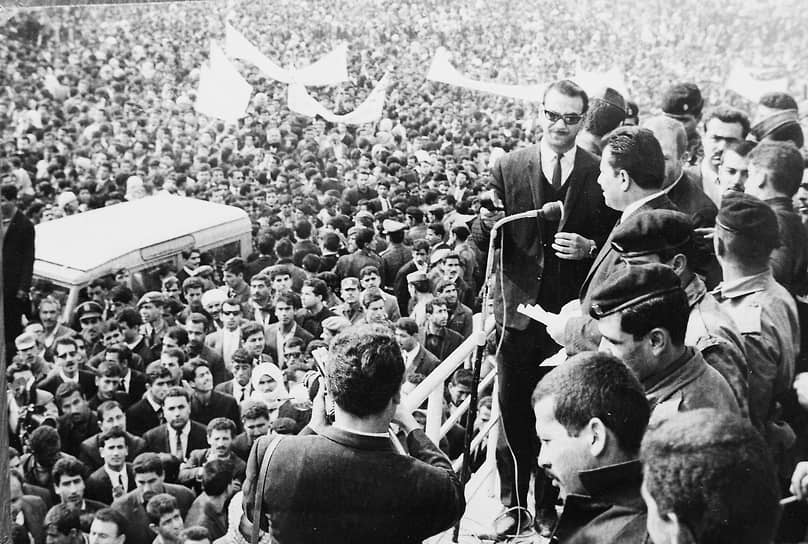 По данным Всемирного банка, ВВП Ирака с 1970 по 1980 год вырос почти в 16 раз. В июле 1979 года президент аль-Бакр покинул пост из-за болезни. Преемником стал Саддам Хусейн (в центре). Его слоганом считалась фраза: «Сильная экономика, сильное руководство»